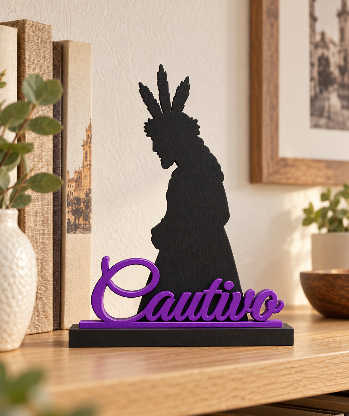 Recreación digital del Cautivo con letras moradas y peana negra en una estantería de madera
